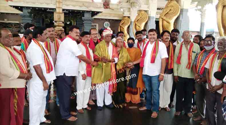 రాజరాజేశ్వరి దేవస్థానం ఛైర్మైన్ కు ఆర్కాట్ శ్రీను ఘన సన్మానం…