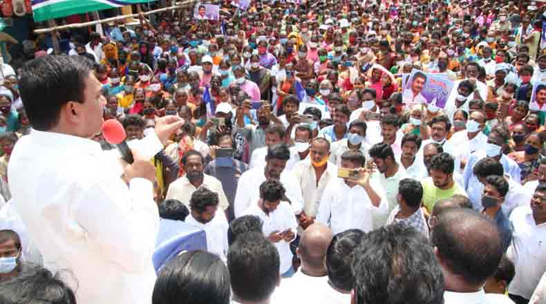 మహిళలతో కలిసి కాకాణి భారీ ర్యాలీ… సోమిరెడ్డిపై సెటైర్లు