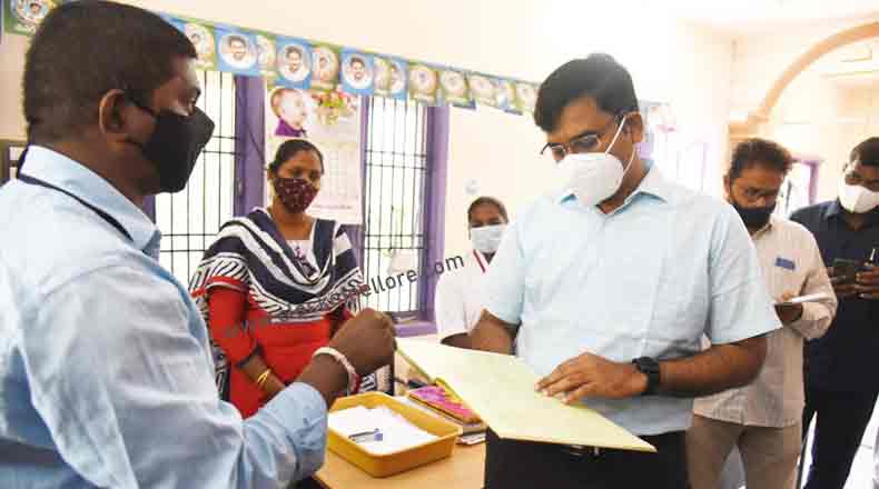 వేగంతో కూడిన సేవలు అందించండి… సచివాలయాన్ని తనిఖీ చేసిన కలెక్టర్