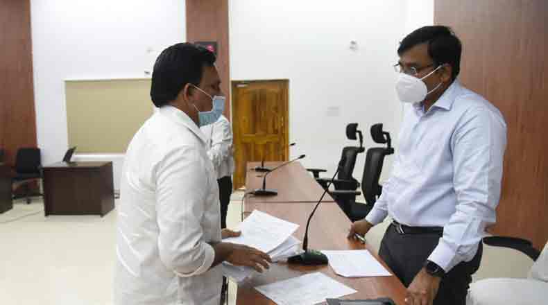 స్పందన అర్జీల పరిష్కారంపై కలెక్టర్ సమీక్ష… హాజరైన ఆర్డీఓలు