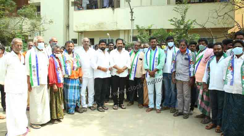 టిడిపి నుండి వైసిపిలోకి చేరికలు… ఆహ్వానించిన ఎమ్మెల్యే శ్రీధర్ రెడ్డి