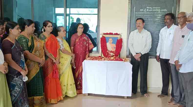 అమరజీవికి నివాళి అర్పించిన జిల్లా పరిషత్ ఛైర్ పర్సన్ ఆనం