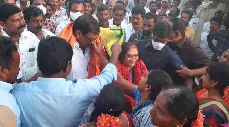 సౌత్ మోపూరులో ఆనంకు బ్రహ్మరథం…