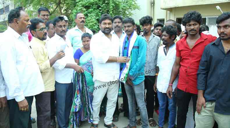 వైసీపిలో చేరిన టిడిపి, జనసేన నేతలు… ఆహ్వానించిన కోటంరెడ్డి