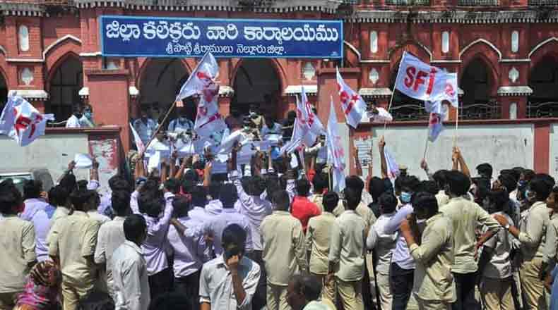 నెల్లూరులో ఉద్రిక్తమైన SFI ఛలో కలెక్టరేట్… విద్యార్ధుల అరెస్ట్
