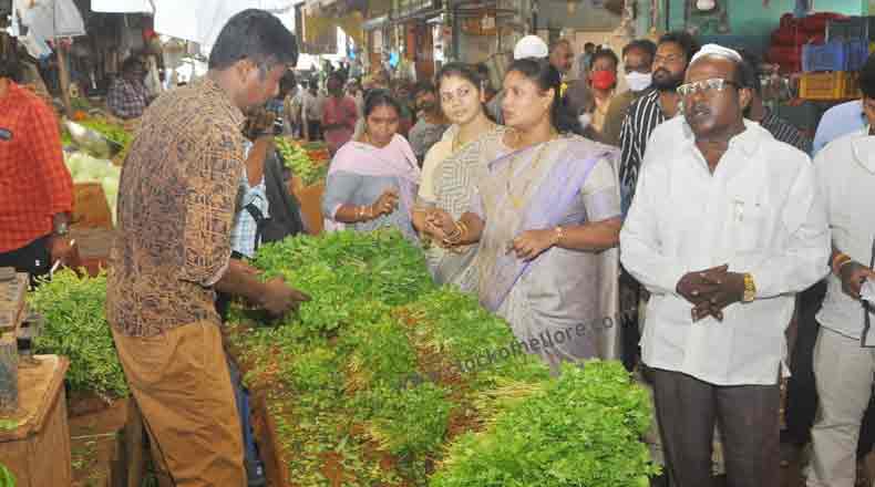 ఏసి మార్కెట్ ను ఆకస్మికంగా తనిఖీ చేసిన మేయర్ స్రవంతి…