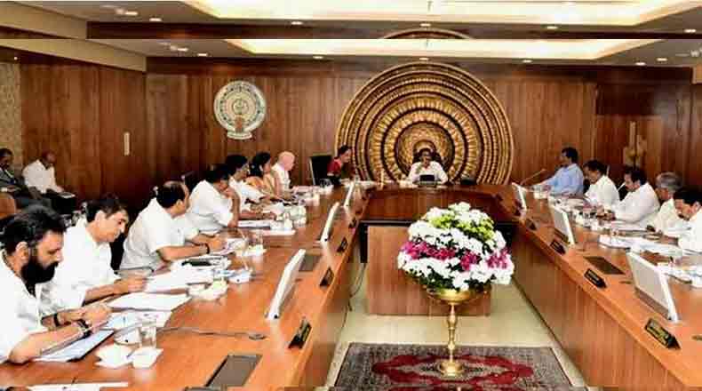 కాసేపట్లో మాజీలు కానున్న మంత్రులు… సొంత వాహనాల్లో సమావేశానికి హాజరు