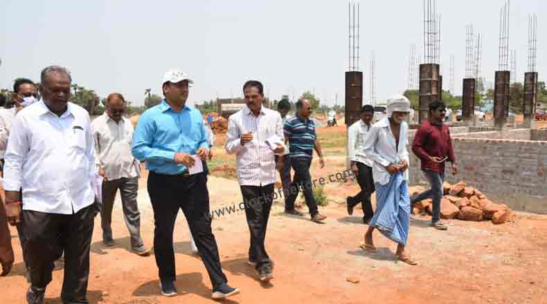 15 రోజుల్లో పురోగతి కనిపించాలి : జగనన్న గృహ నిర్మాణాలపై కలెక్టర్ ఆదేశం