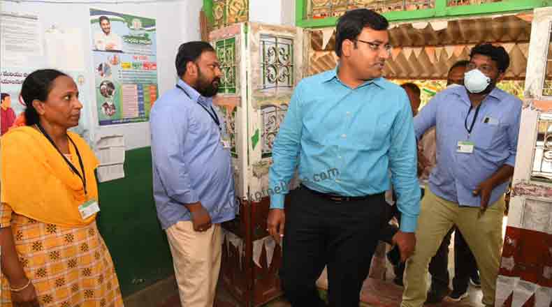 సచివాలయ ఆకస్మిక తనిఖీ… పలు సూచనలు చేసిన కలెక్టర్