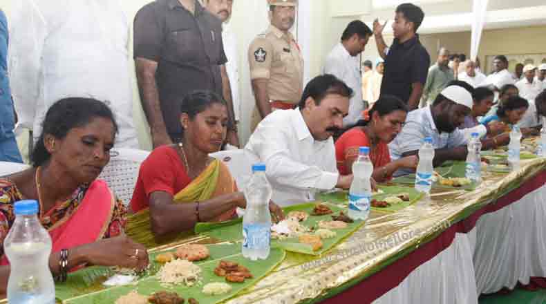 స్వగ్రామం తోడేరులో మంత్రి కాకాణి… స్థానికులతో కలిసి సహపంక్తి భోజనం