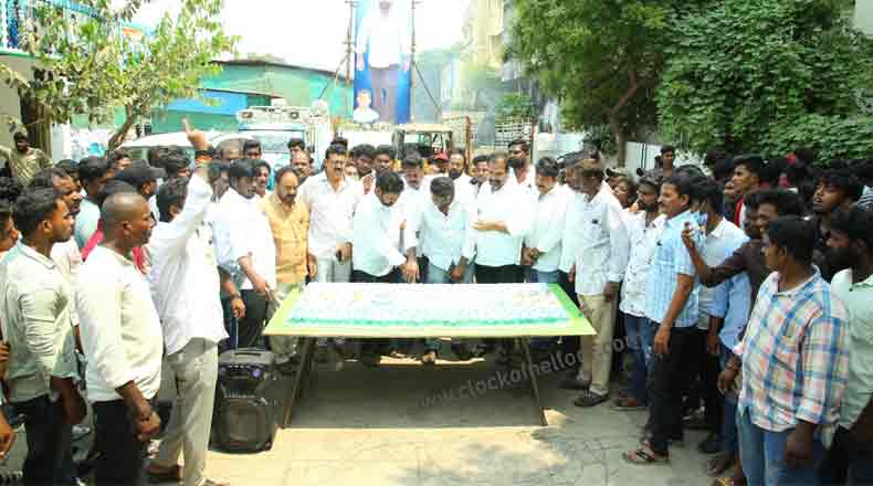 కోటంరెడ్డి సోదరులు యువతకు ఆదర్శం… కార్యాలయానికి పెద్ద ఎత్తున రాక