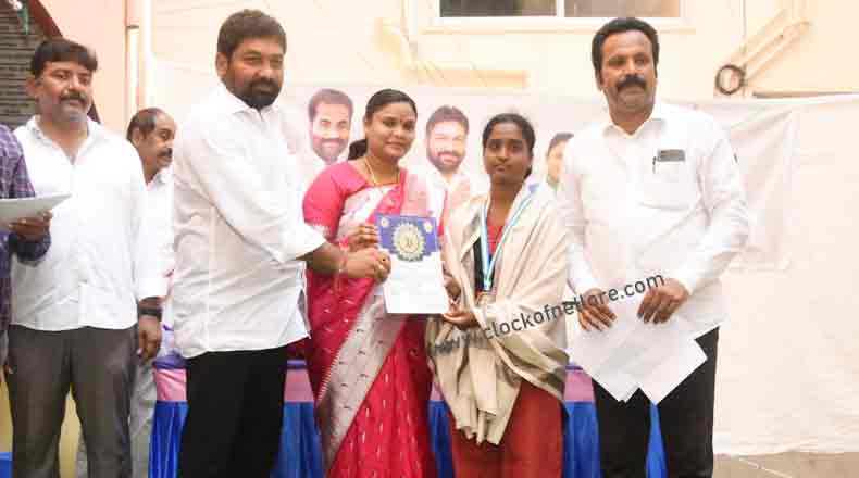 వాలంటీర్ల వ్యవస్థ ప్రభుత్వంలో కీలకం… అవార్డులు అందజేసిన మేయర్ స్రవంతి, కోటంరెడ్డి