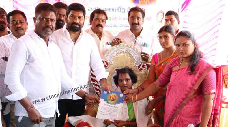 పథకాల అమల్లో వాలంటీర్లదే కీలక పాత్ర – అవార్డులు అందజేసిన మేయర్ స్రవంతి, కోటంరెడ్డి