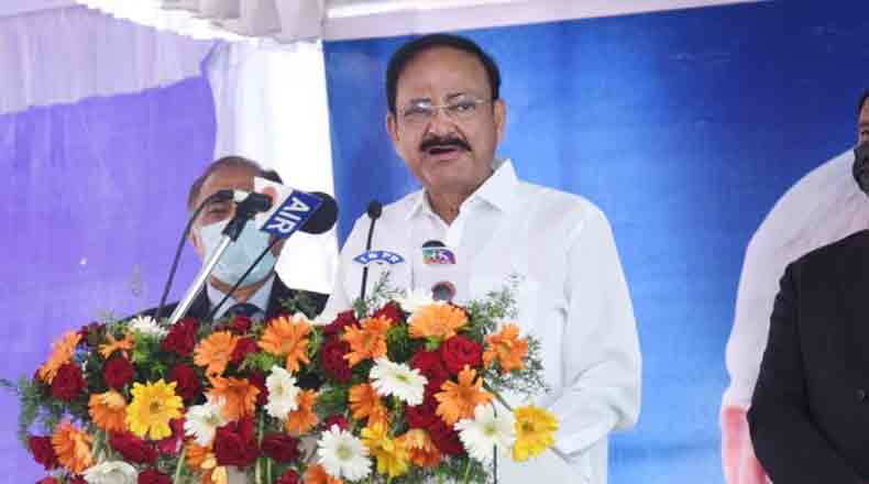 సత్యానికి దగ్గరగా వార్తలు ఉండాలి : మీడియాకు ఉప రాష్ట్రపతి హితబోధ