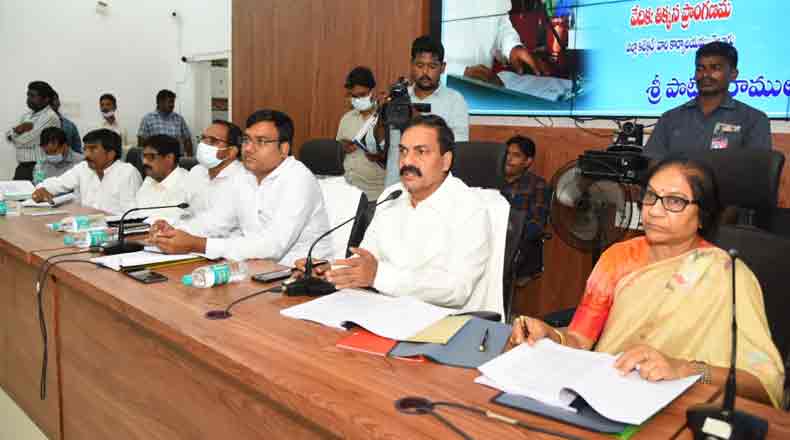 బాధ్యతగా పనిచేద్ధాం… జిల్లాను అభివృద్ధి చేద్ధాం : సమీక్షలో మంత్రి కాకాణి