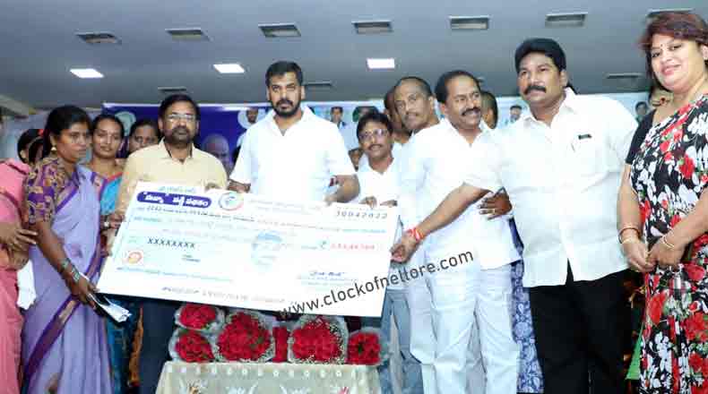 సున్నా వడ్డీ పథకం… 3326 మందికి ఎమ్మెల్యే అనీల్ చెక్కుల పంపిణీ