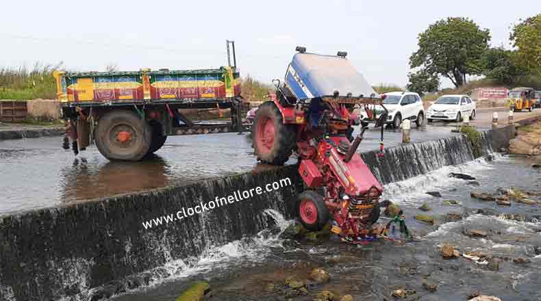 పొట్టే పాళెం కలుజులో జారిన ట్రాక్టర్… తప్పిన ప్రమాదం