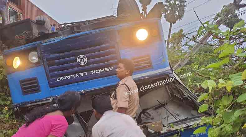 నెల్లూరుజిల్లాలో బోల్తా పడ్డ ఆర్టీసీ బస్సు – మహిళ మృతి, 20 మందికి గాయాలు