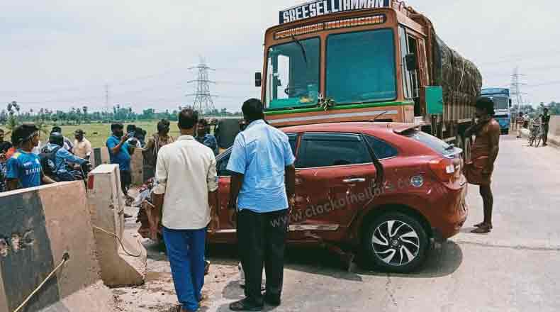 కారును ఢీ కొట్టిన లారీ – ప్రయాణీకులు సురక్షితం