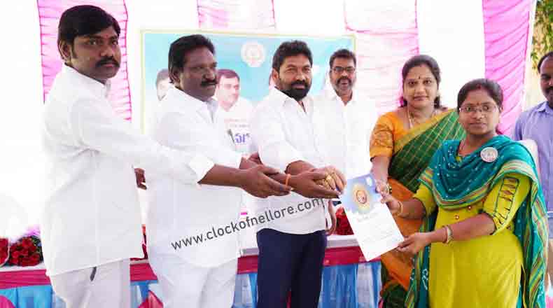 వాలంటీర్లకు పురస్కారాలు … అందజేసిన కోటంరెడ్డి గిరిధర్ రెడ్డి