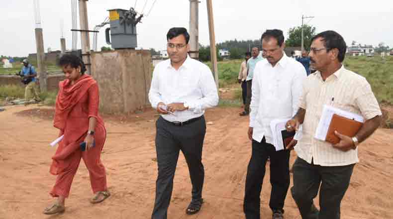 జగనన్న కాలనీ పనులను పరిశీలించిన కలెక్టర్ – త్వరితగతిన పూర్తి చేయాలని ఆదేశం