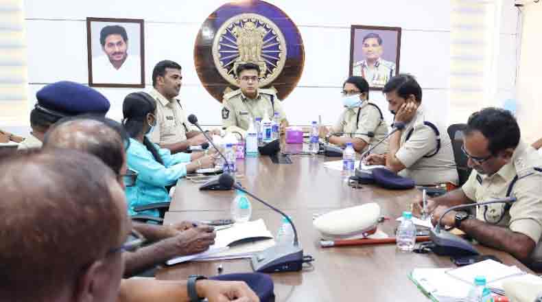 కోవూరు పిఎస్ ను తనిఖీ చేసిన ఐజి త్రివిక్రమ్ వర్మ : ఎస్పీతో సమీక్ష