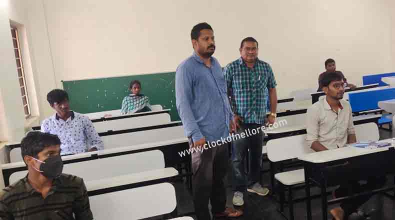 వాగులో వద్ద చిక్కుకు పోయిన ఇంటర్ విద్యార్ధులు… పరీక్ష రాయించిన అధికారులు