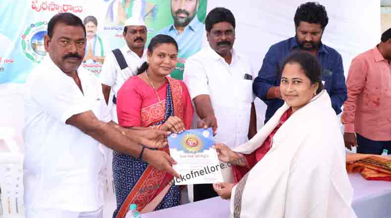 పురస్కారాలతో వాలంటీర్లకు మరింత ప్రోత్సాహం – మేయర్ స్రవంతి