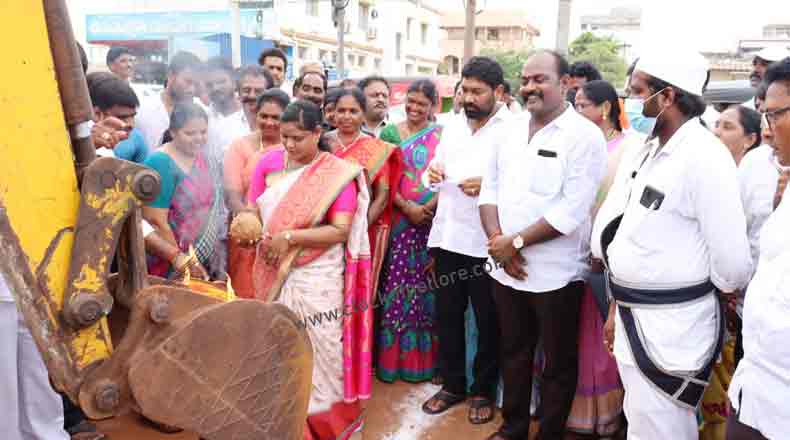 పైప్ లైన్ నిర్మాణ పనులకు మేయర్ స్రవంతి, వైసీపి నేత కోటంరెడ్డి శ్రీకారం…