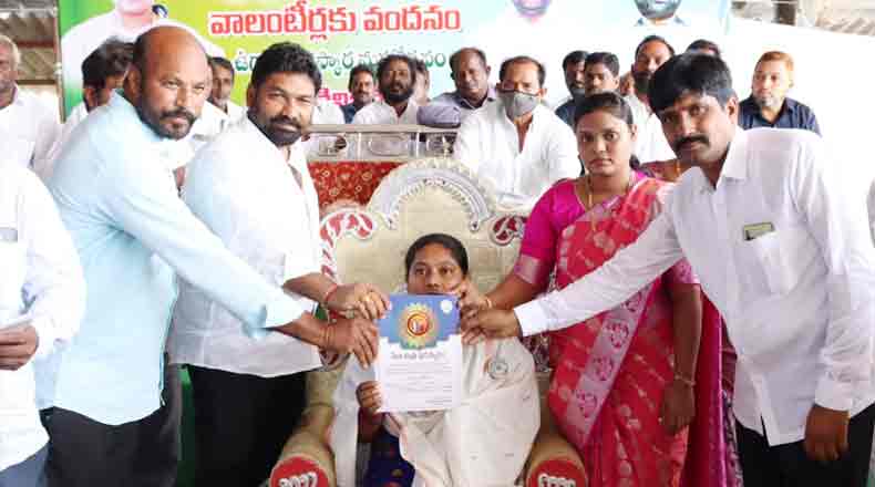 సంక్షేమ వారధులుగా వాలంటీర్లు – కొనియాడిన మేయర్ స్రవంతి, కోటంరెడ్డి