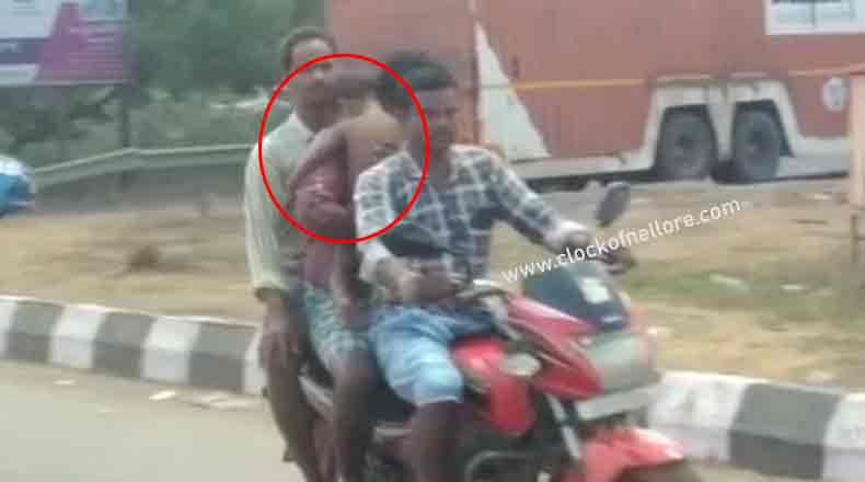 మరో అమానవీయ ఘటన : బాలుడి మృతదేహాన్ని బైక్ పై తీసుకెళ్లిన తండ్రి