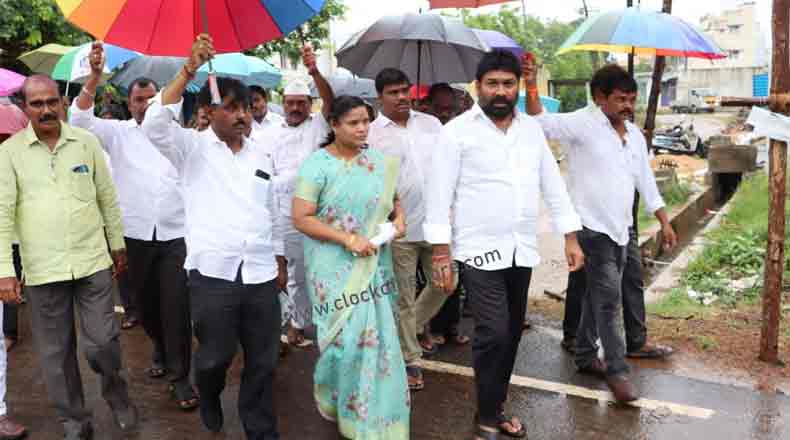 జోరు వానలో “శ్రీధరన్న మాట – గడప గడపకు మీ కార్పొరేటర్ బాట”