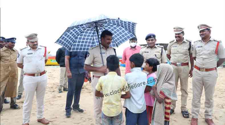 రామాయపట్నంలో ఎస్పీ పర్యటన… జాగ్రత్తగా ఉండాలని సూచన