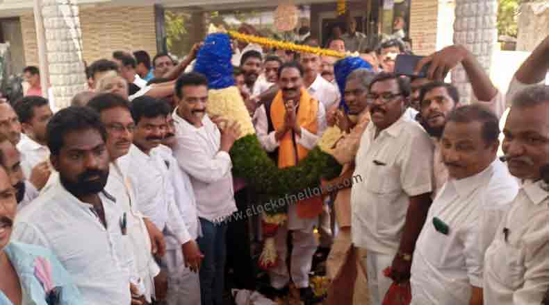 బీద మస్తాన్ రావును సత్కరించిన నూర్ బాషా సంఘం అధ్యక్షులు సలీం