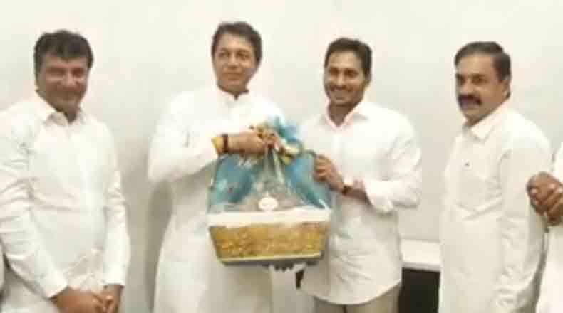 ముఖ్యమంత్రిని కలిసిన ఆత్మకూరు ఎమ్మెల్యే విక్రమ్ రెడ్డి