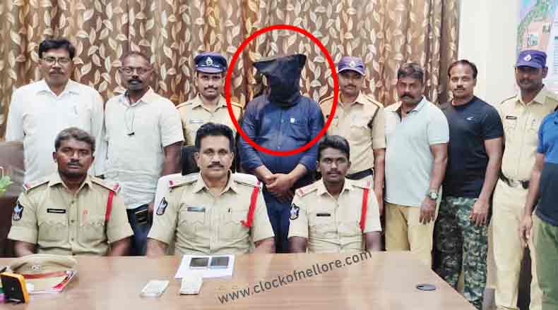 పోలీస్ పేరుతో నిలువు దోపిడి – వ్యక్తిని అరెస్ట్ చేసిన పోలీసులు