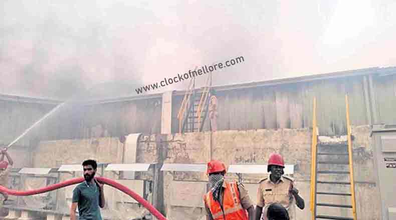 అట్టపెట్టెల పరిశ్రమలో భారీ అగ్ని ప్రమాదం… తప్పిన ప్రాణాపాయం