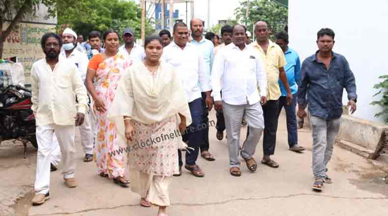 చింతారెడ్డిపాళెంలో గడప గడపకు కార్పొరేటర్… మేయర్ కు ఘన స్వాగతం