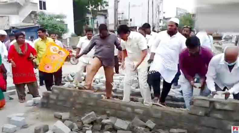 ఎన్టీఆర్ విగ్రహం ముందు డివైడర్ ను తొలగించిన టిడిపి నేతలు