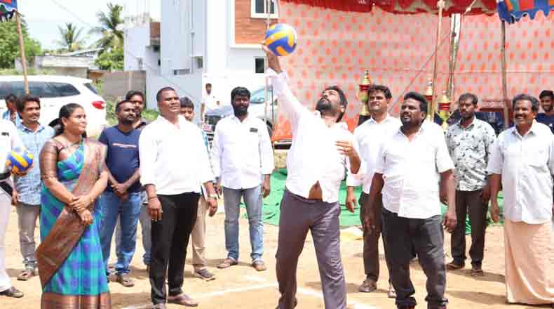 వాలీబాల్ టోర్నమెంట్ ను ప్రారంభించిన కోటంరెడ్డి, మేయర్ స్రవంతి