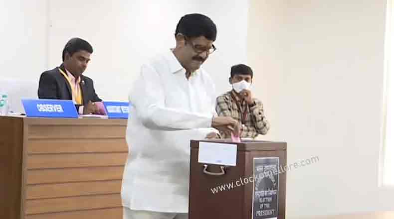 రాష్ట్రపతి ఎన్నికలు : ఓటు హక్కు వినియోగించుకున్న నెల్లూరు ప్రజా ప్రతినిధులు