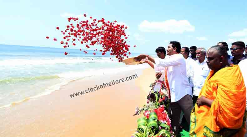 సముద్రుడికి పూజ చేసి, శిలాఫలకాన్ని ఆవిష్కరించిన సిఎం జగన్