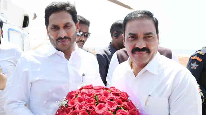 ముఖ్యమంత్రికి స్వాగతం పలికిన ప్రజా ప్రతినిధులు – తర్వాత వీడ్కోలు