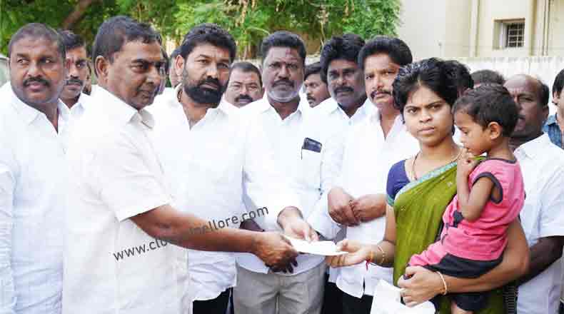 సిఎం సహాయనిధి చెక్కులు : అందజేసిన కోటంరెడ్డి గిరిధర్ రెడ్డి