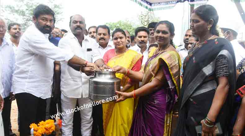 నెల్లూరు 31వ డివిజన్ లో పైప్ లైన్ : ప్రారంభించిన మేయర్ స్రవంతి, కోటంరెడ్డి