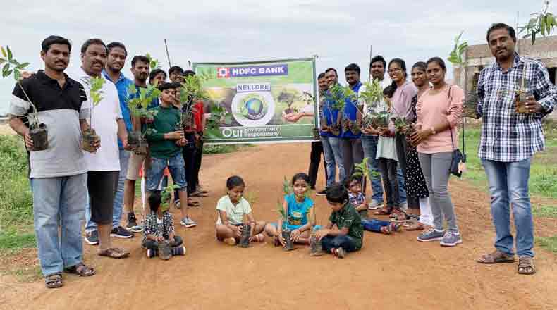 ప్రభుత్వ డిగ్రీ కళాశాలలో మొక్కలు నాటిన HDFC బ్యాంకు సిబ్బంది