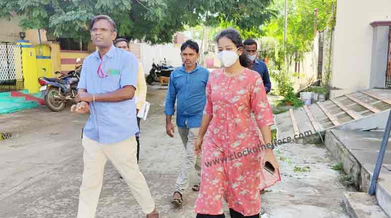పారిశుధ్య పనులను పరిశీలించిన కమిషనర్ జాహ్నవి – సిబ్బందిపై ఆగ్రహం