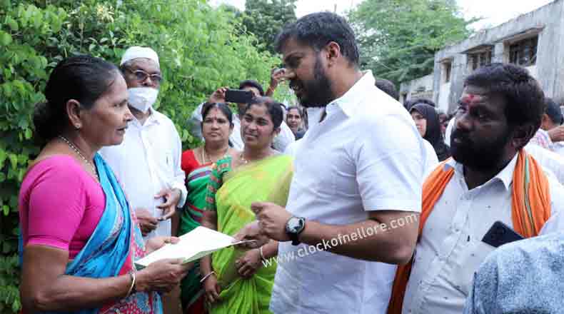 రైల్వే స్థలాల్లోని వారికి పట్టాలు : ఇంటికి వెళ్లి స్వయంగా అందజేసిన ఎమ్మెల్యే అనీల్
