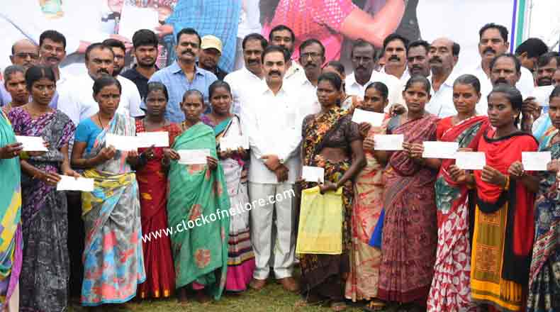 గిరిజన కుటుంబాలకు అండగా మంత్రి కాకాణి గోవర్ధన్ రెడ్డి…