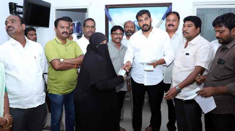 ముఖ్యమంత్రి సహాయ నిధి చెక్కులు : లబ్ధిదారులకు అందజేసిన ఎమ్మెల్యే అనీల్